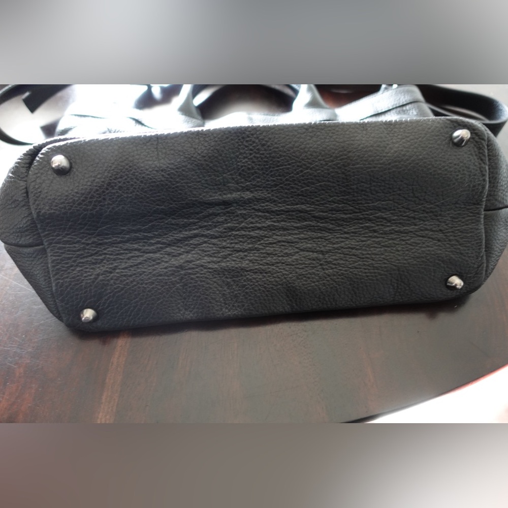 IO PELLE Black Leather Skull-Embossed crossbody bag - Picture 2 of 5